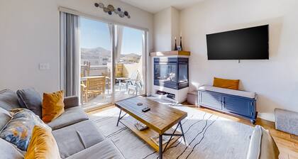 Newpark Terrace Gem w/ Private Hot Tub & Mountain Views - Walk to Dining