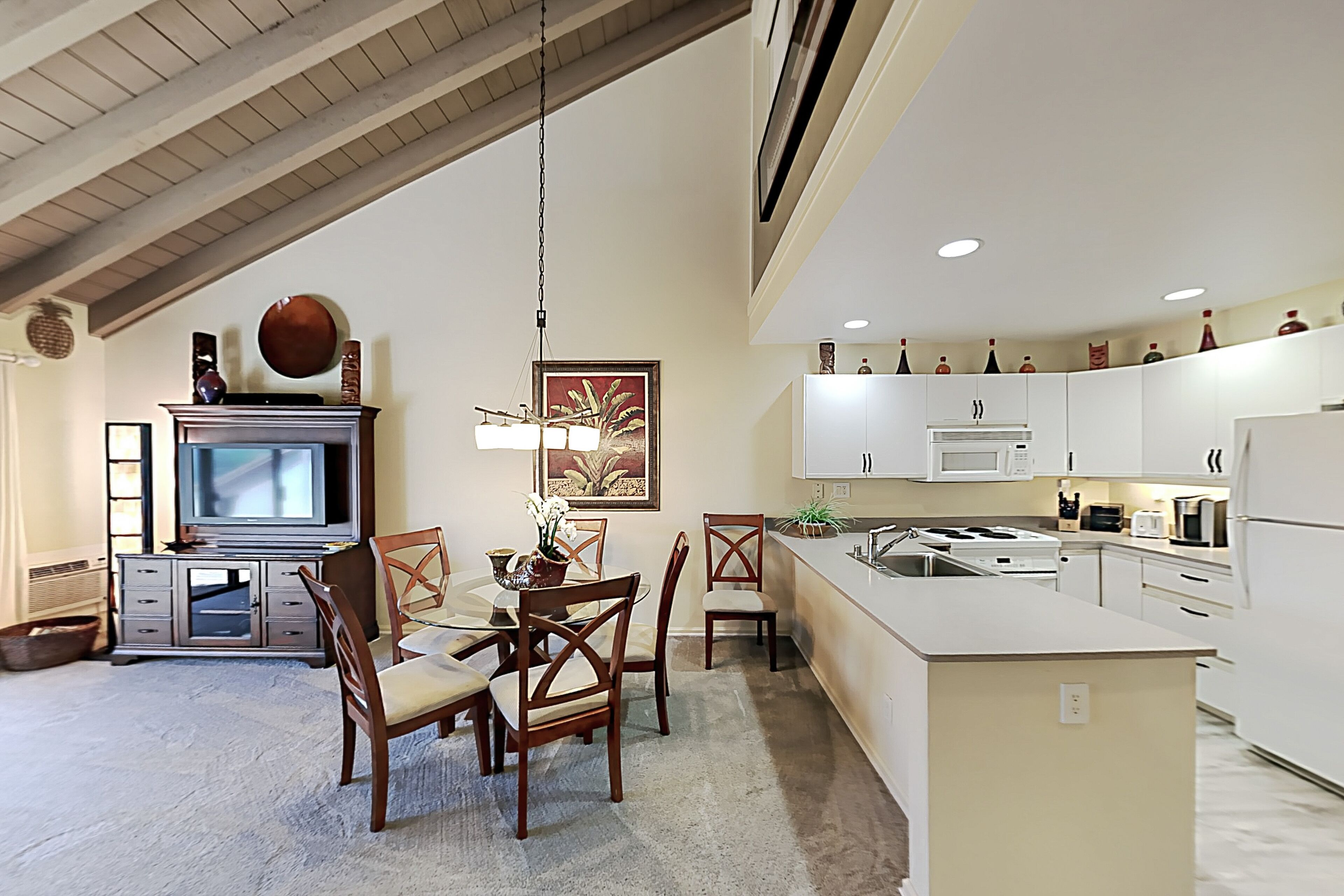 Top-floor condo with pools, hot tub, AC, beach gear & 3 lanais - walk to beach