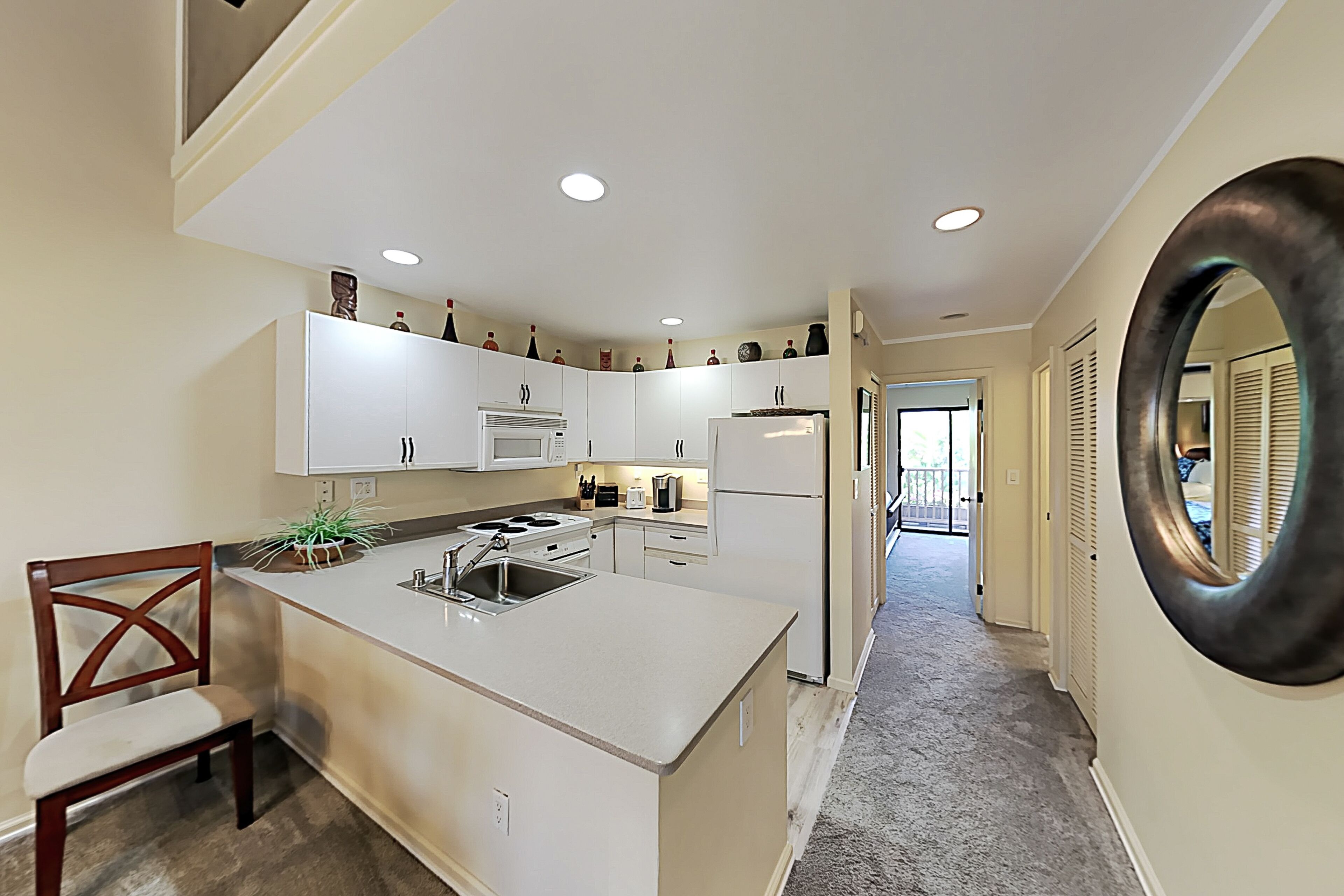 Top-floor condo with pools, hot tub, AC, beach gear & 3 lanais - walk to beach