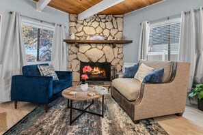 スマートテレビ、暖炉、テレビゲーム、テーブルサッカー台