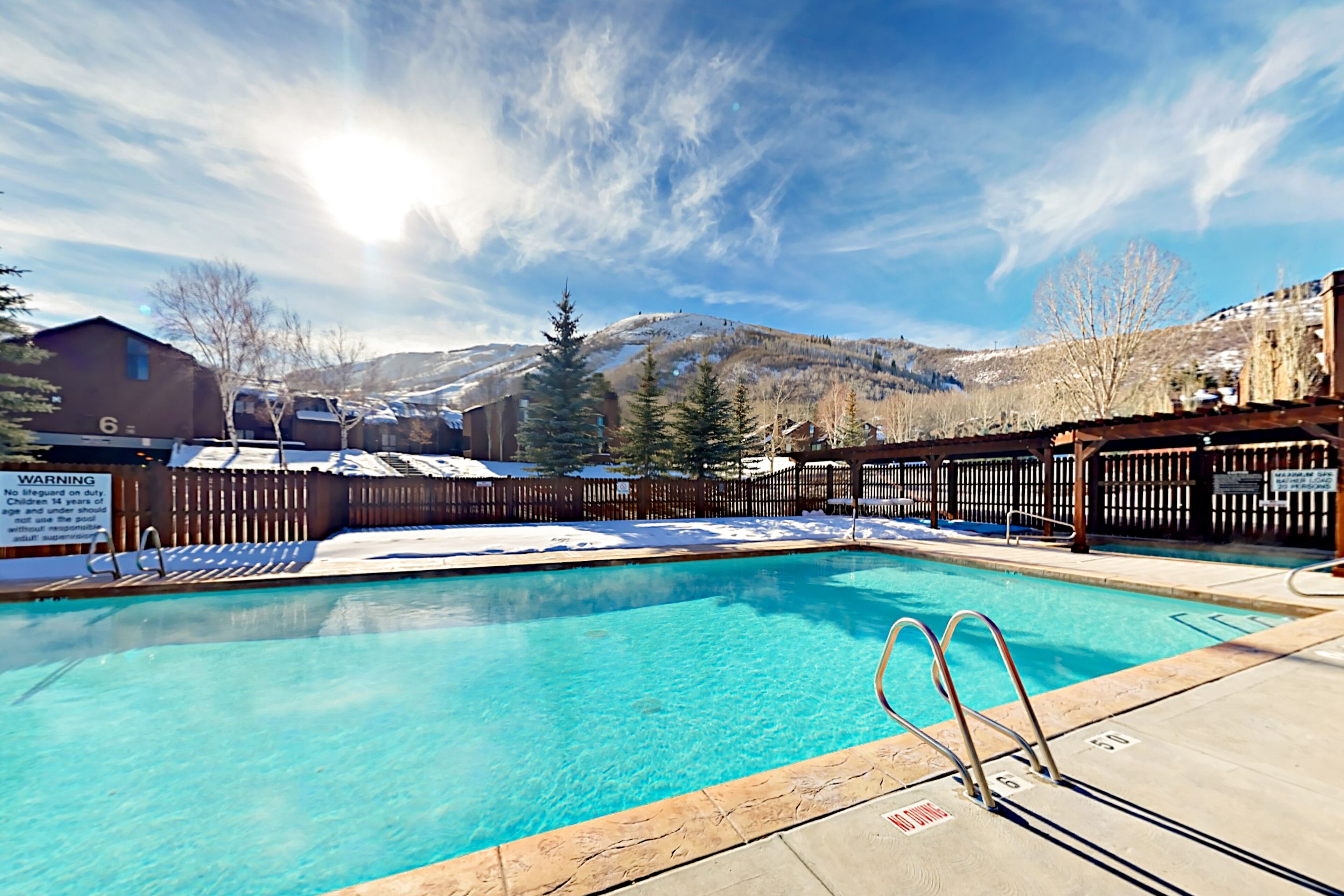 Walk 5 Mins to Three Kings Lift | Fairway-View Retreat | Garage Parking & AC