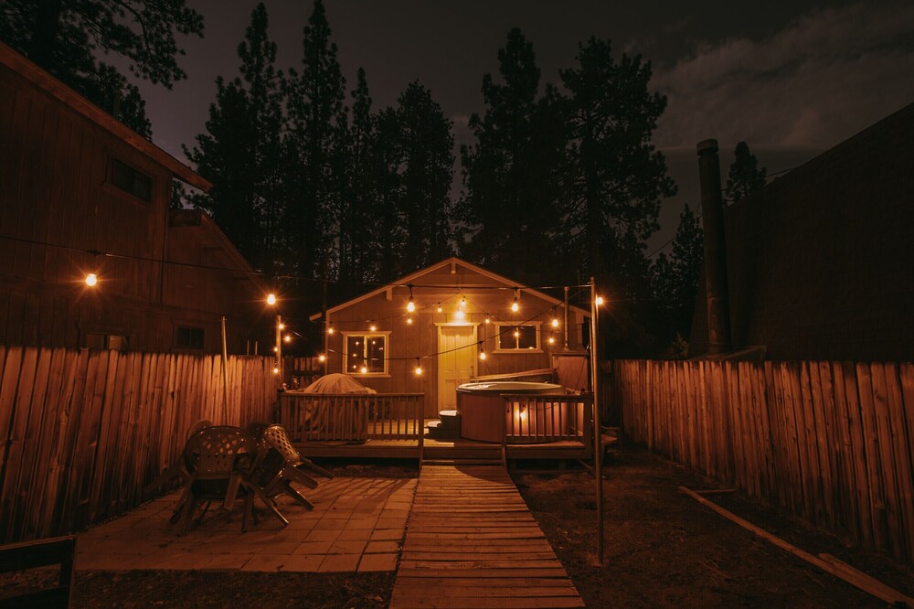 Close to Oktoberfest! Sugar Bear cabin- private with hot tub & fireplace 🐶