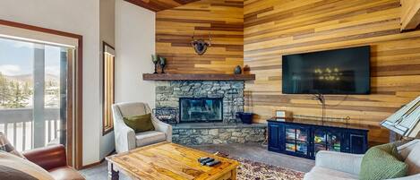 Televisión, chimenea, reproductor de DVD y libros