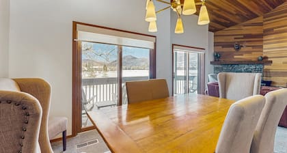 Lodge-Inspired Lakeside Townhouse with Fireplace - Short Walk to Lifts
