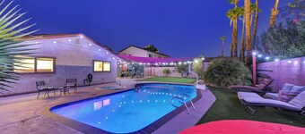 5 bedroom home by strip, pool, mini golf, karaoke