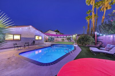 5 bedroom home by strip, pool, mini golf, karaoke