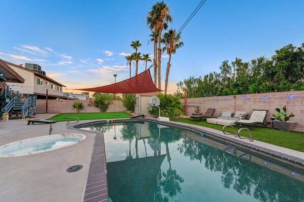 Pool - 5 bedroom home by strip, pool, mini golf, karaoke (Las Vegas)