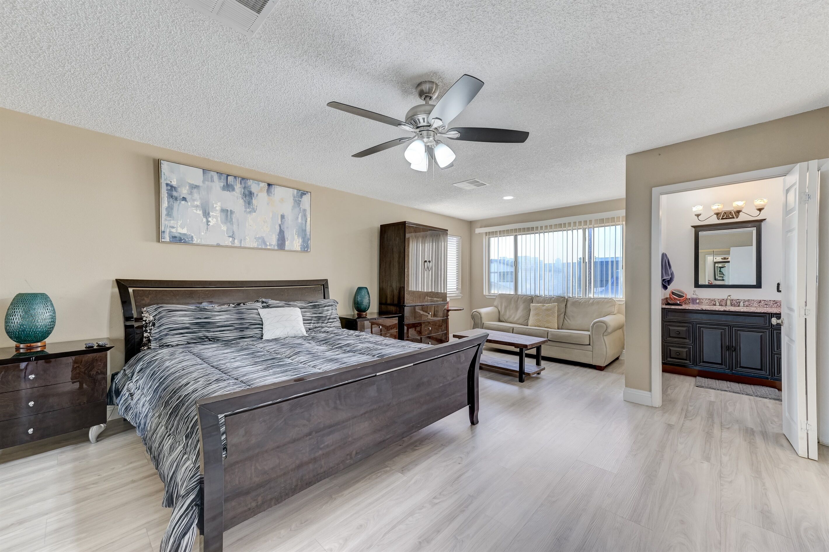 5 Schlafzimmer, Schreibtisch, Bügeleisen/Bügelbrett, Reisekinderbett