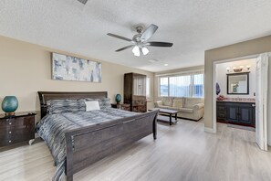 5 bedrooms, desk, iron/ironing board, travel crib - 5 bedroom home by strip, pool, mini golf, karaoke (Las Vegas)