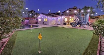 Fun five bedroom home by the strip. pool, putting green, games, karaoke!!!!