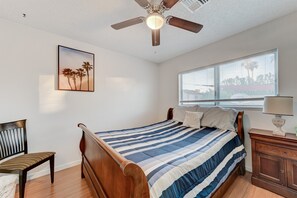 5 bedrooms, desk, iron/ironing board, travel crib