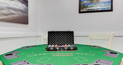 5 bedroom home by strip, pool, mini golf, karaoke