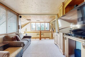 TV, fireplace, stereo