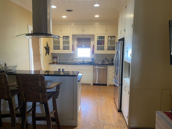 Réfrigérateur, four à micro-ondes, un four, surface de cuisson