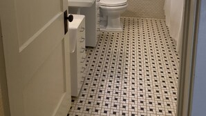 Un baño con inodoro, lavamanos y ducha.