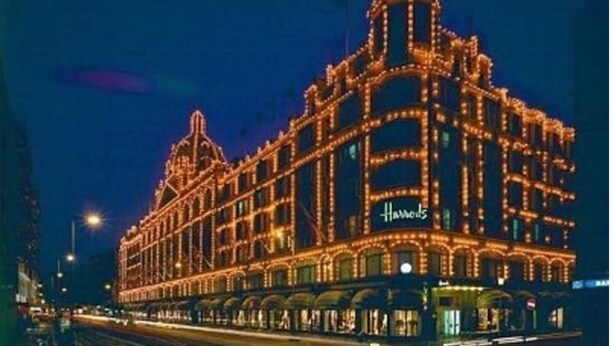 Un grande edificio sfarzoso con un cartello ben visibile che riporta 