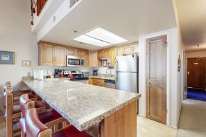 Frigorifero, microonde, forno, piano cottura