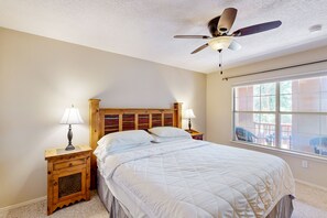 2 bedrooms, internet, bed sheets - Quiet Condo w/ Private Yard & Balcony - 1 Block from Railyard (Santa Fe)