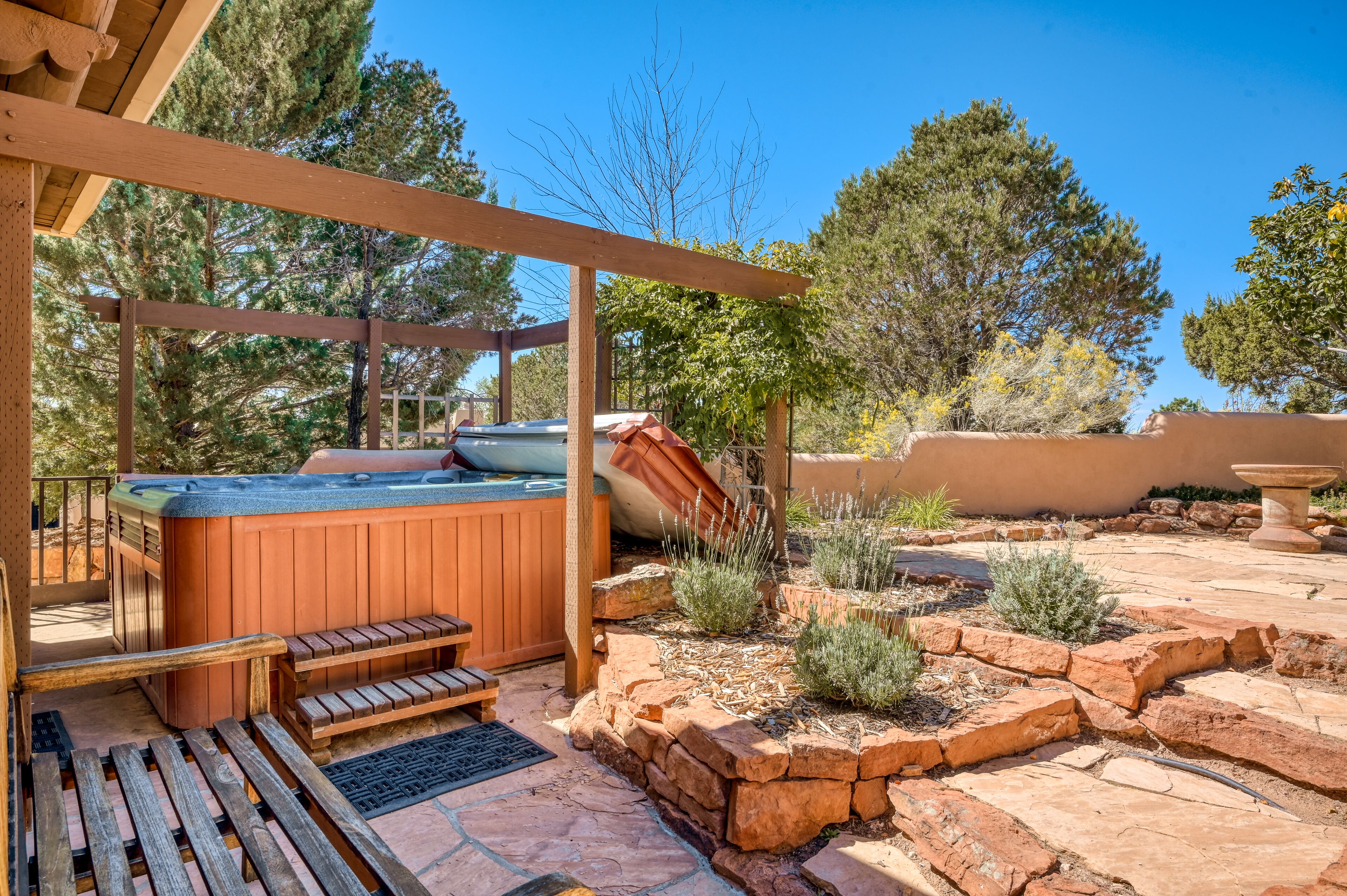 Mountain-view home w/ hot tub/2 wood-burning fireplaces/game room/putting green