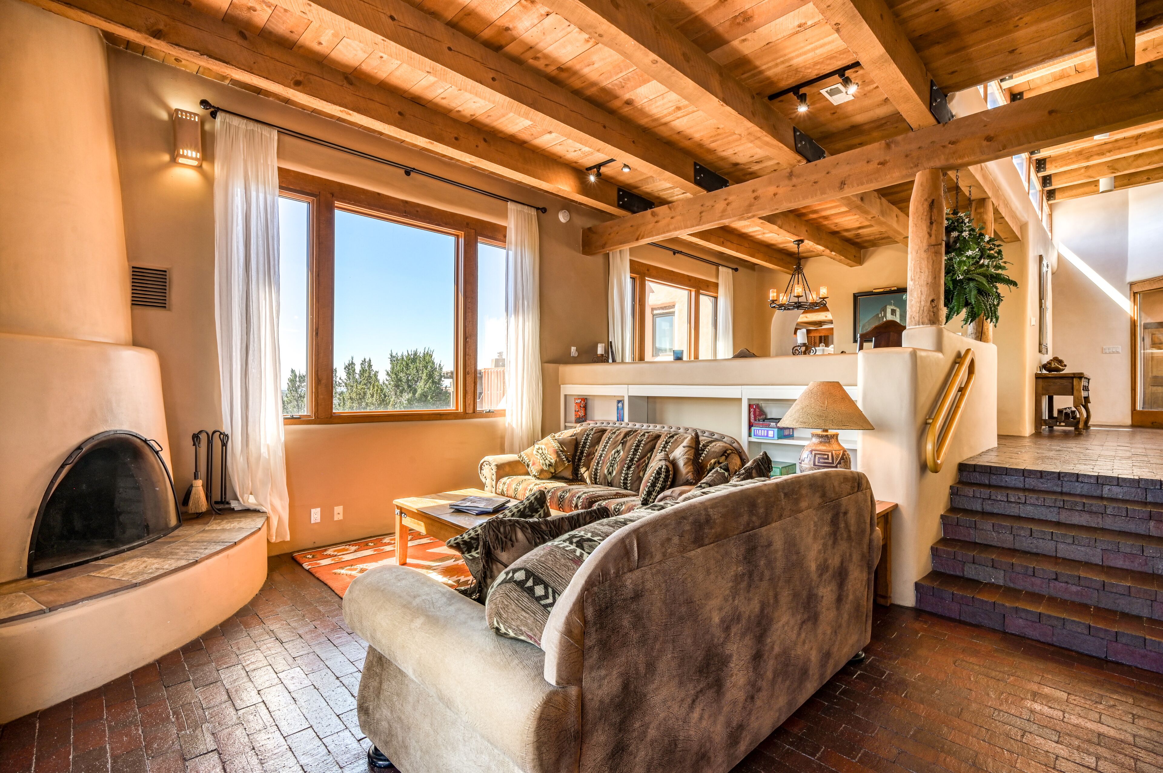 Mountain-view home w/ hot tub/2 wood-burning fireplaces/game room/putting green