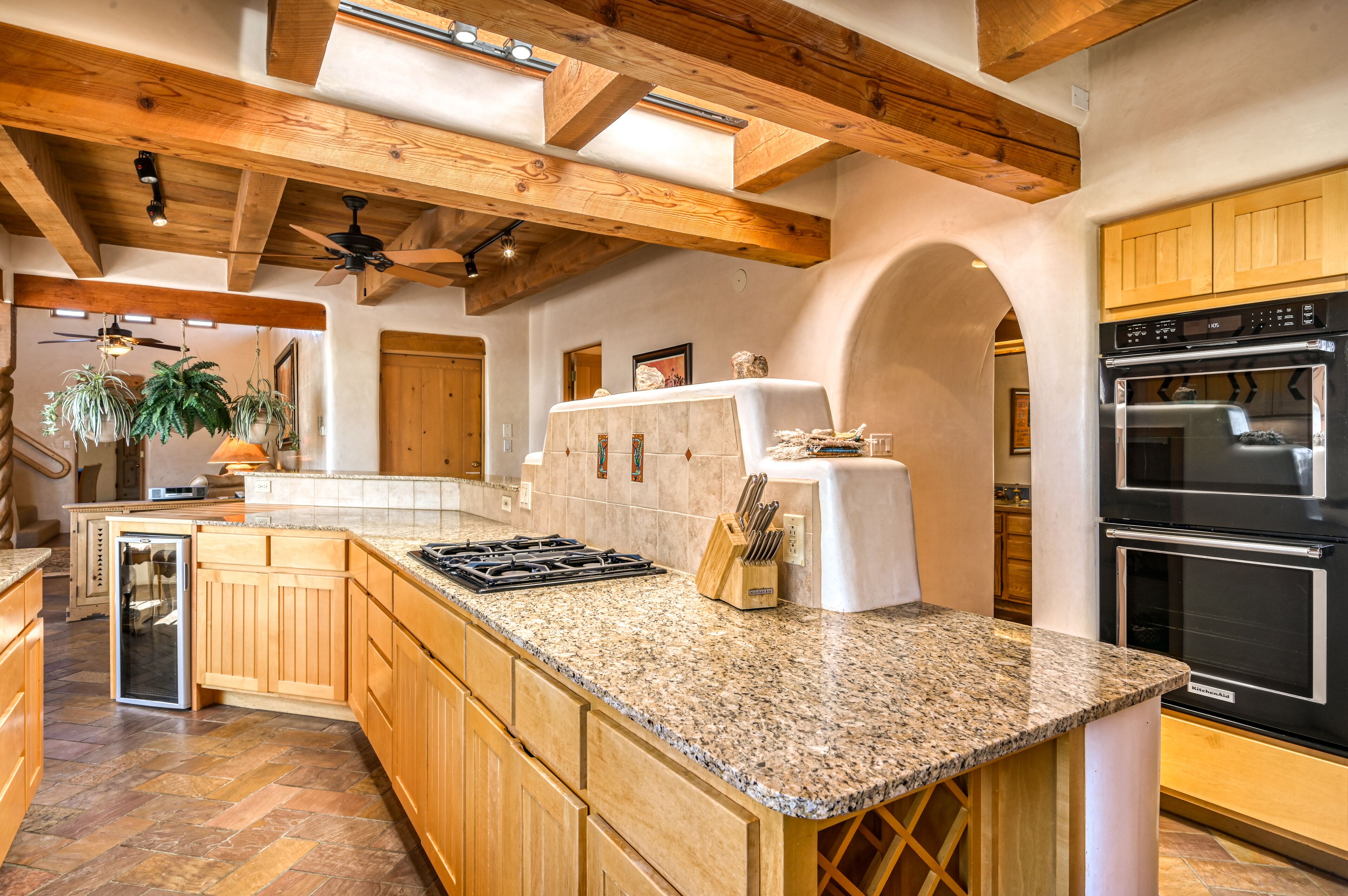 Mountain-view home w/ hot tub/2 wood-burning fireplaces/game room/putting green