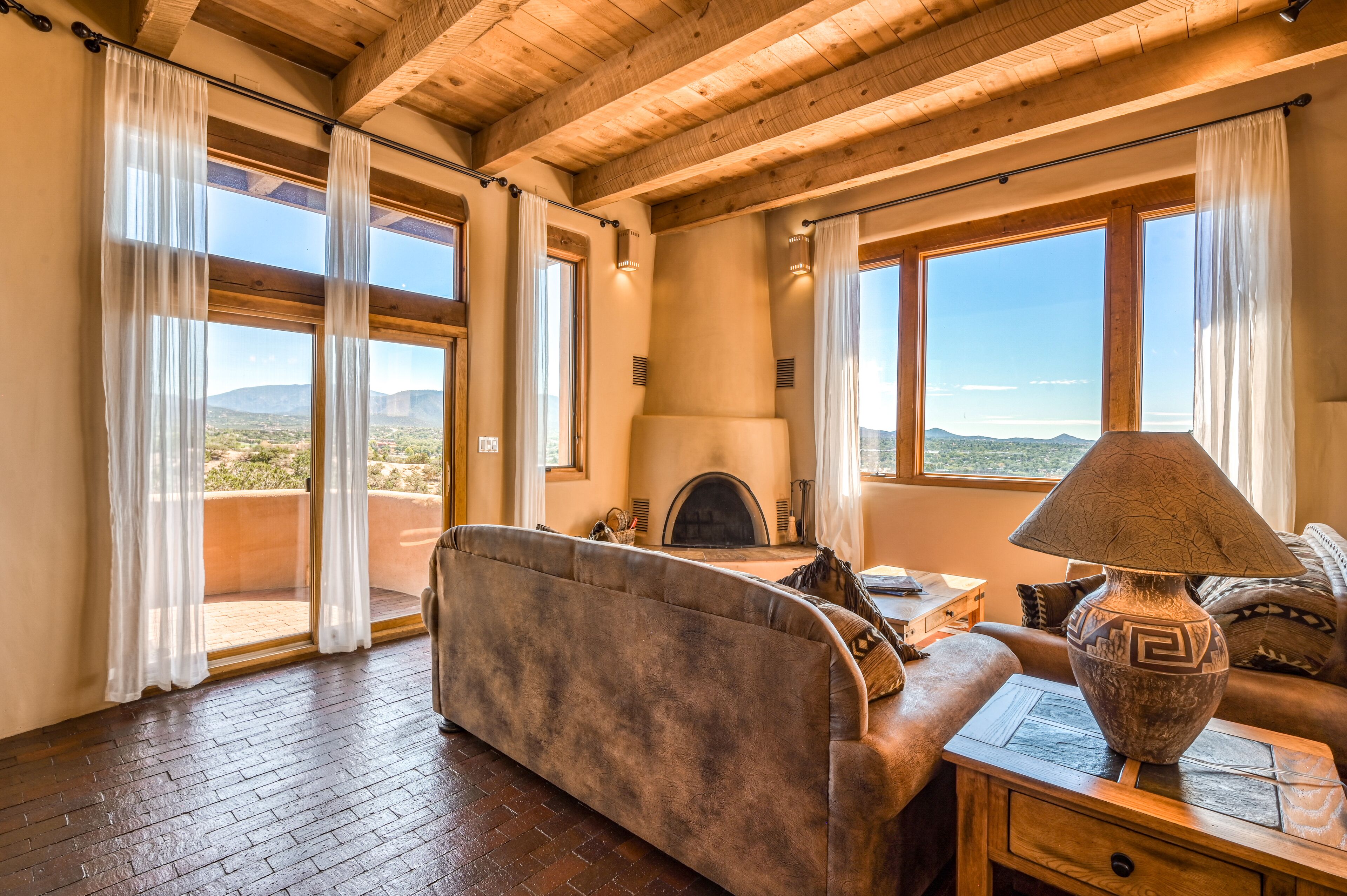 Mountain-view home w/ hot tub/2 wood-burning fireplaces/game room/putting green