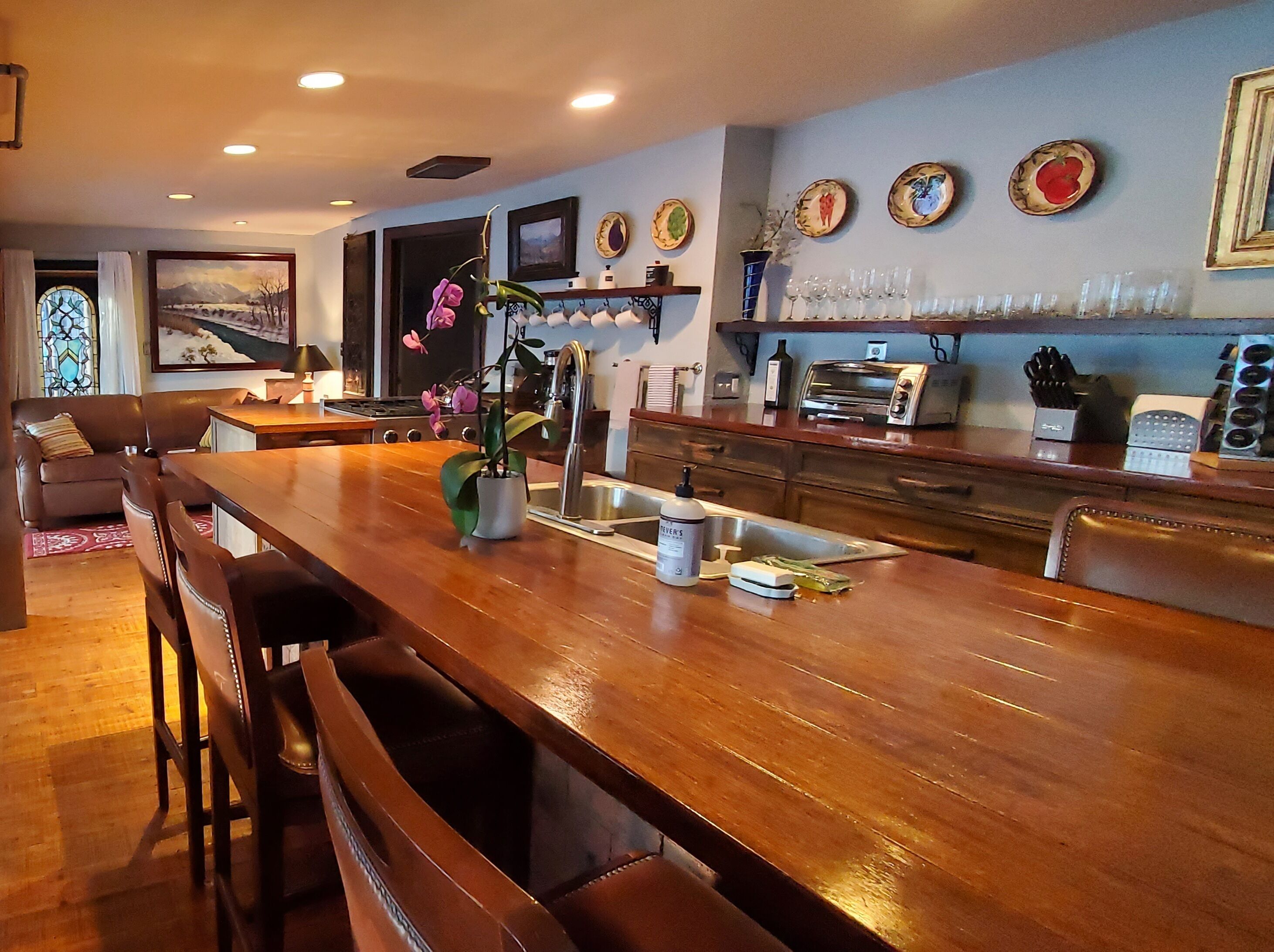 Riverfront, Indoor, Outdoor Jacuzzi, Warm and Cozy.<br>You're gonna love it!