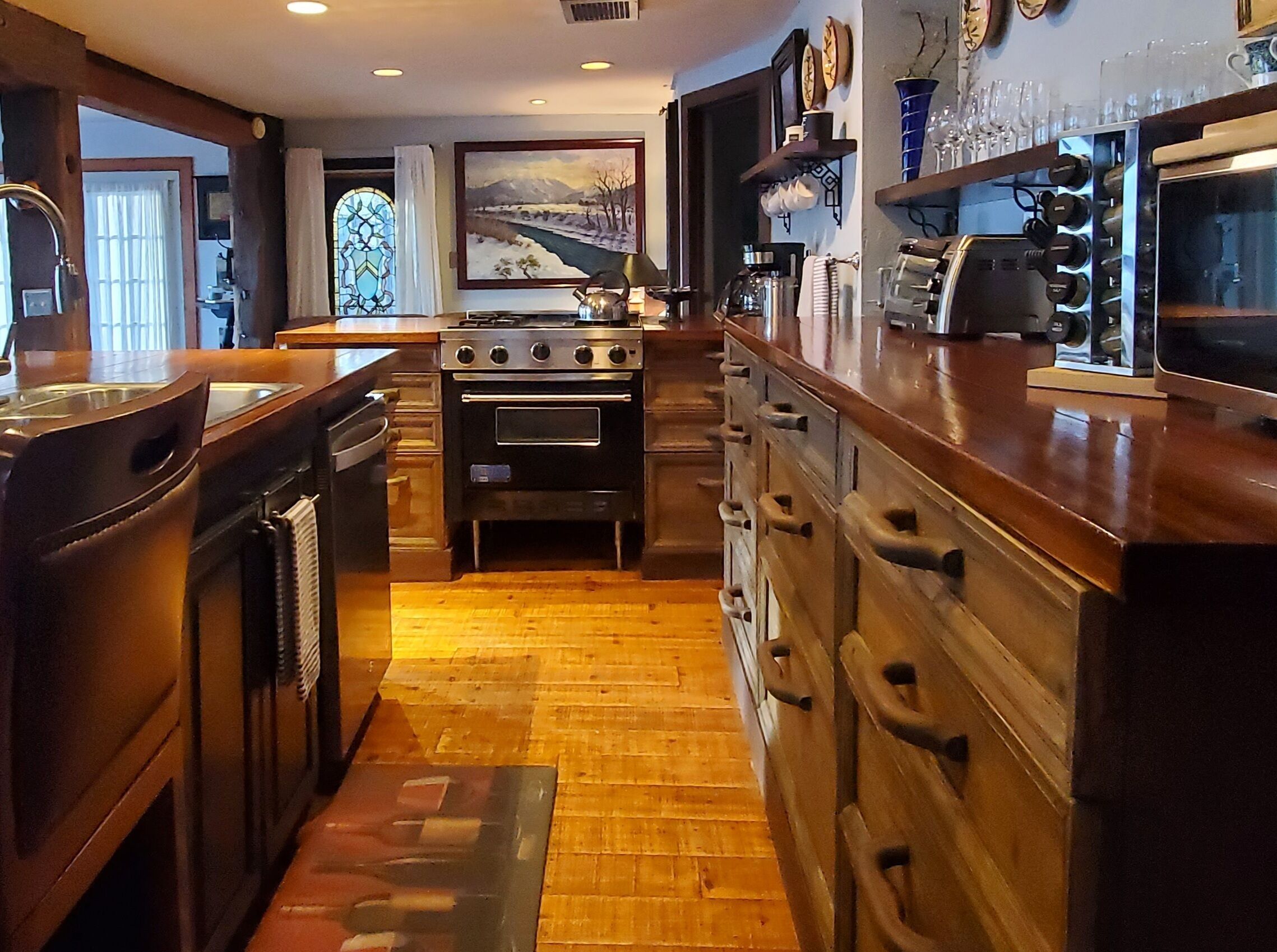 Riverfront, Indoor, Outdoor Jacuzzi, Warm and Cozy.<br>You're gonna love it!