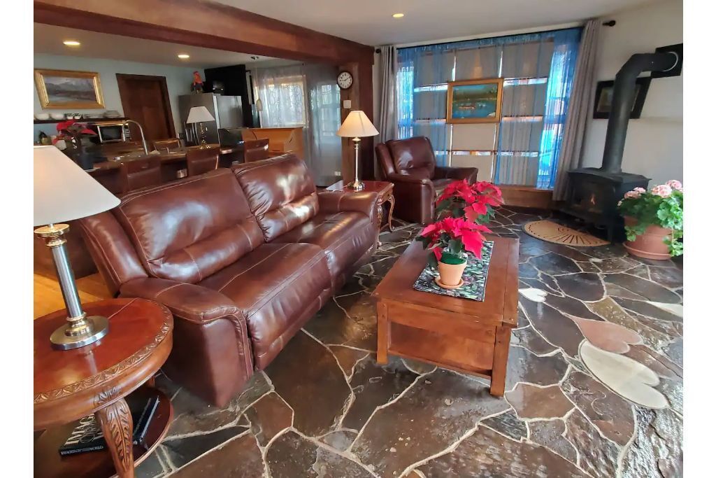 Riverfront, Indoor, Outdoor Jacuzzi, Warm and Cozy.<br>You're gonna love it!