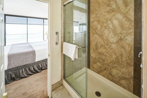 シャワー付き浴槽、ヘアドライヤー、タオル