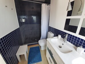 Combined shower/bathtub, hair dryer, bidet, towels