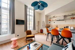 Căn hộ Executive | Bếp riêng | Tủ lạnh, lò vi sóng, bếp nấu, máy rửa bát 