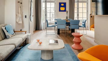 Nhà Duplex | Khu phòng khách | TV màn hình phẳng 40-inch có truyền hình vệ tinh, TV