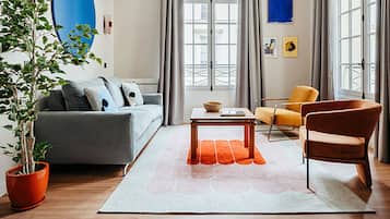 Nhà Duplex Premier | Khu phòng khách | TV màn hình phẳng 40-inch có truyền hình vệ tinh, TV