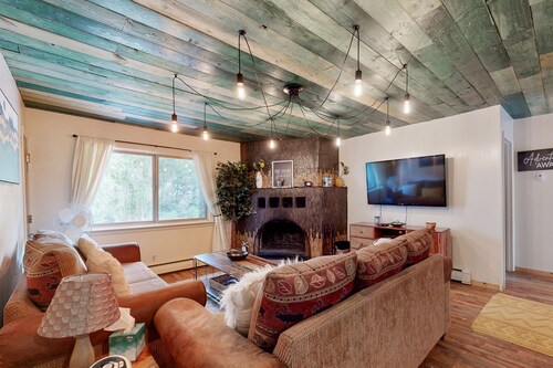 Mountain condo with fireplace - short drive to Arroyo Seco & Taos Ski Valley