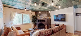 Mountain condo with fireplace - short drive to Arroyo Seco & Taos Ski Valley