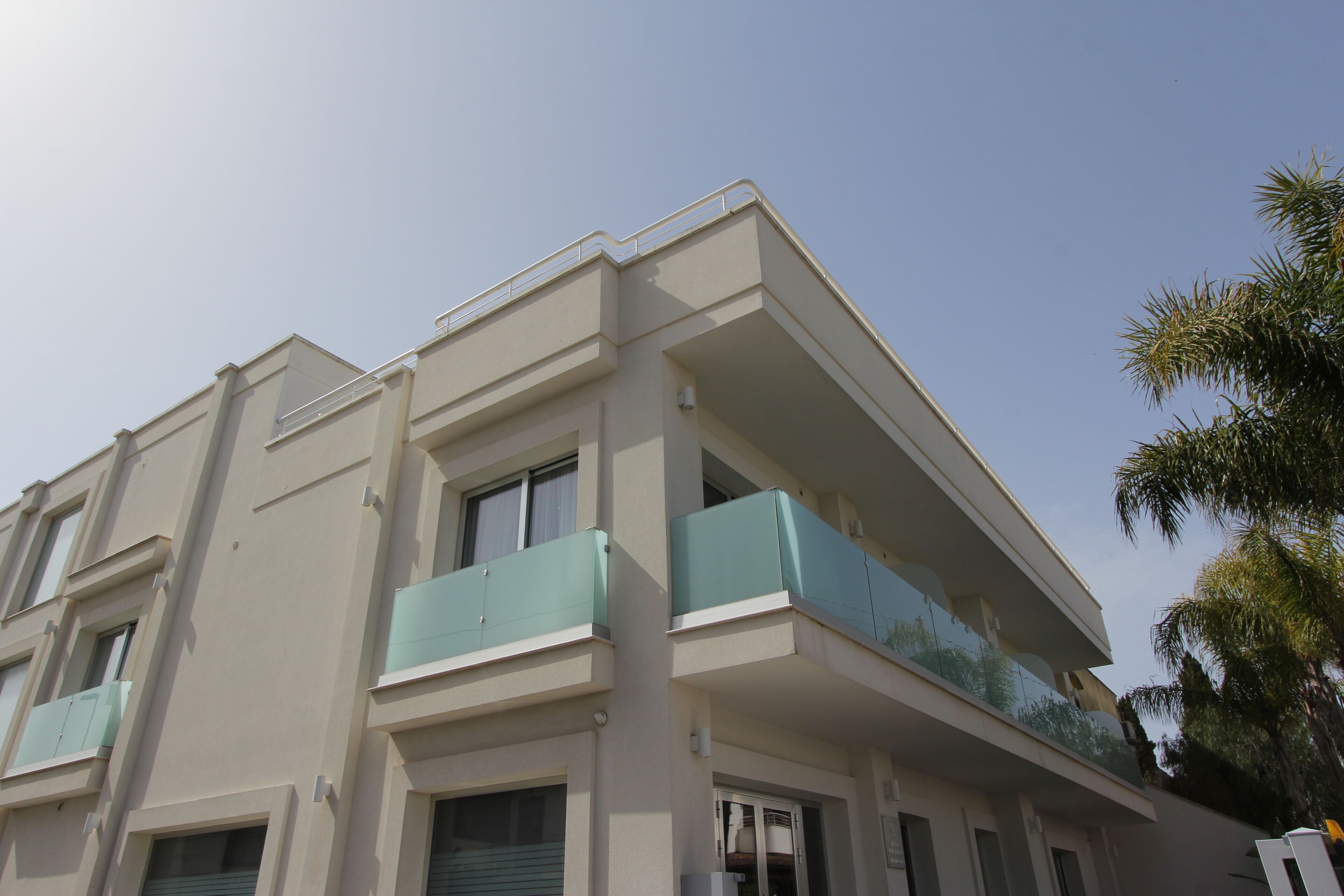 Un edificio de varios pisos con balcones y ventanas.