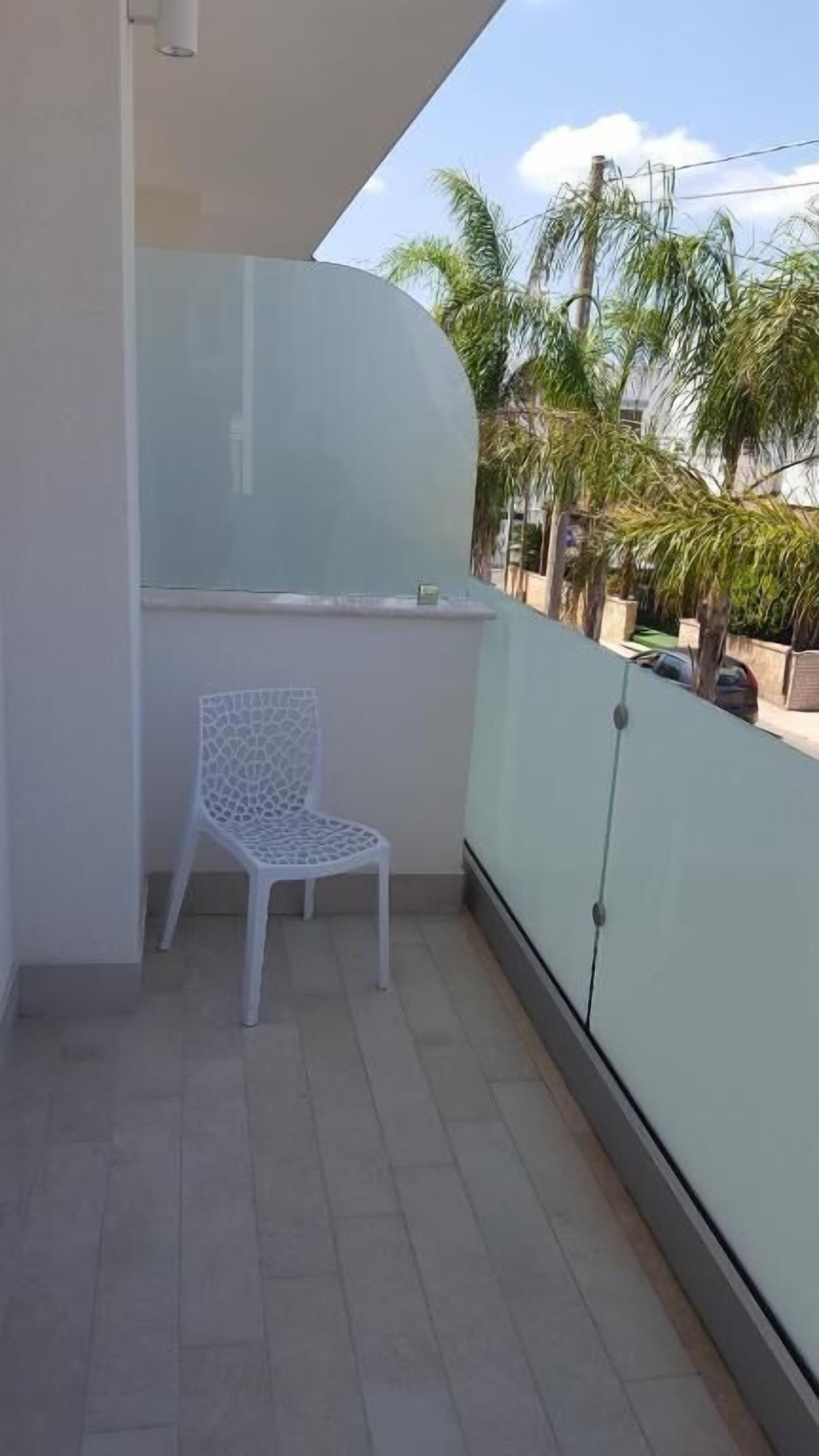 Chambre Double Supérieure, 1 grand lit, salle de bains attenante, en angle | Balcon