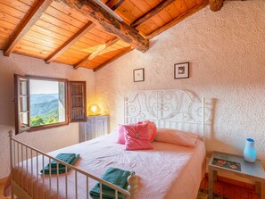 2 bedrooms, travel crib, free WiFi