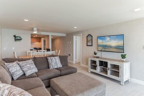 Smart TV, DVD player, books - Capri by the Sea 710 | Ocean View | Full Kitchen | Private Bedroom | Beach Access | On the Boardwalk (San Diego)