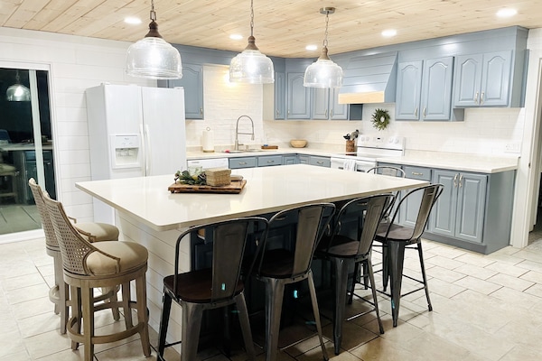 Een koelkast met diepvriezer, een microgolfoven, een oven, een kookplaat