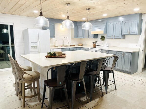 Full-size fridge, microwave, oven, stovetop - Outdoor Patio, Family Home, Lots of Parking, Flat Lot, Huge Dock & Crappie Beds (Gravois Mills)