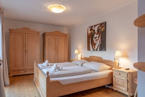 Bügeleisen/Bügelbrett, kostenloses WLAN, Bettwäsche