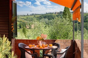 Outdoor dining - NARCISO, 2 bedrooms apartment with swimming pool (Sughera)