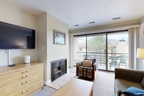 Televisión y chimenea 