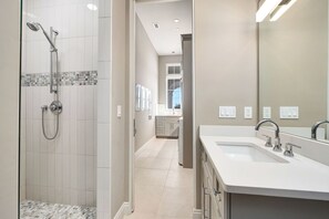 Dusche, Haartrockner, Handtücher