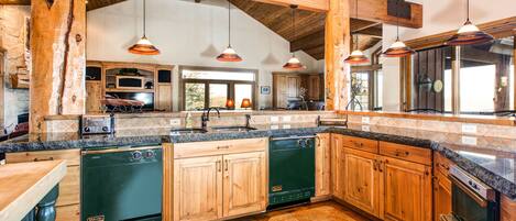 Een koelkast, een microgolfoven, een oven, een vaatwasser