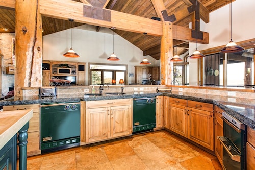 Billiards Room, New Flat Screen, Wrap around Viewing Deck, Hot Tub