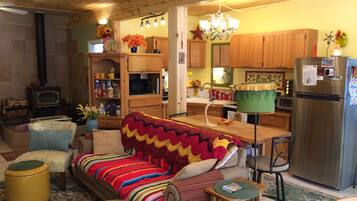 智能电视、壁炉、书