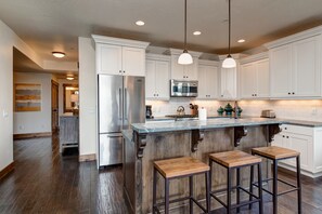 Fridge, microwave, oven, stovetop - Deer Valley/Jordanelle Escape - closest rental to famous Jordanelle State Park (Heber City)